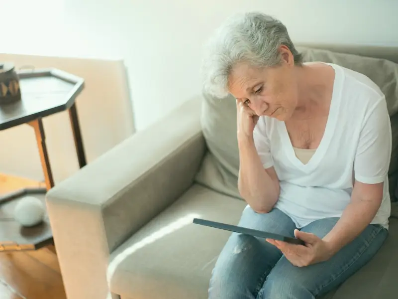 Un guide ouvert sur la tablette de la cuisine